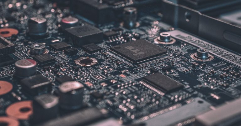 amoCRM vs Битрикс24 — честное сравнение для бизнеса в 2025